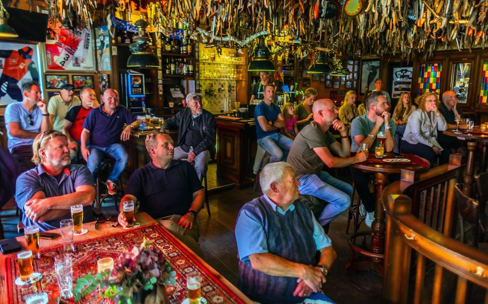 Kroeggangers van café It Houtsje konden zondag alle wedstrijden volgen.