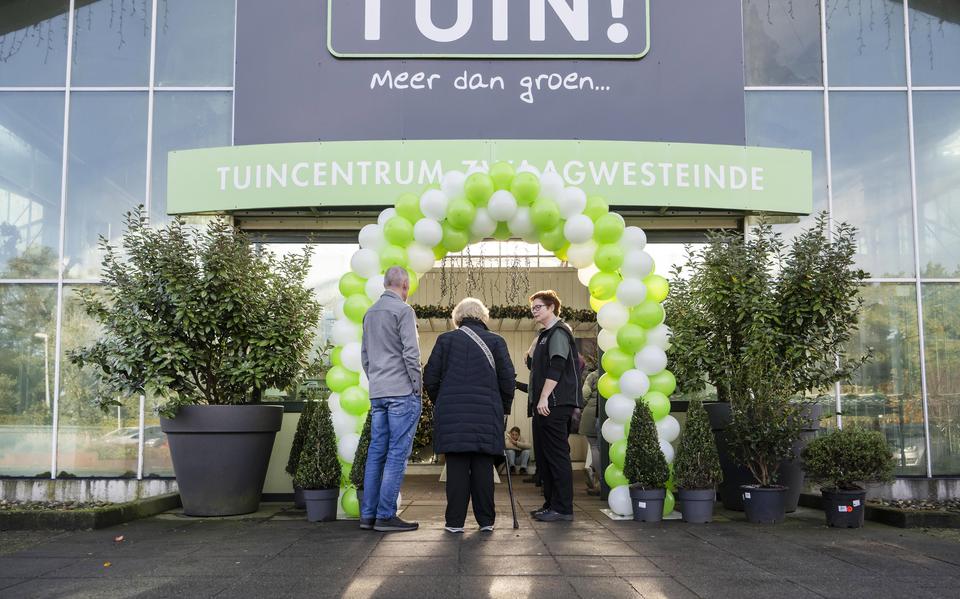 De eerste klanten werden zondag feestelijk onthaald door de familie Feenstra, hier eigenaar Aafke Feenstra (rechts).