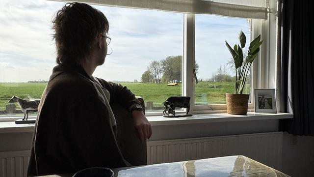 Bus rijdt sloot in bij Terherne, twee passagiers naar het ziekenhuis