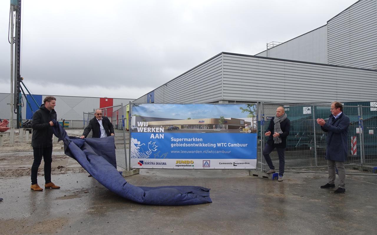 Vertegenwoordigers van Jumbo en Aldi onthullen met wethouders Hein de Haan en Friso Douwstra het bouwbord voor de supermarkten bij het Leeuwarder WTC. Foto LC/Erwin Boers Vertegenwoordigers van Jumbo en Aldi onthullen met wethouders Hein de Haan en Friso Douwstra het bouwbord voor de supermarkten bij het Leeuwarder WTC. Foto LC/Erwin Boers