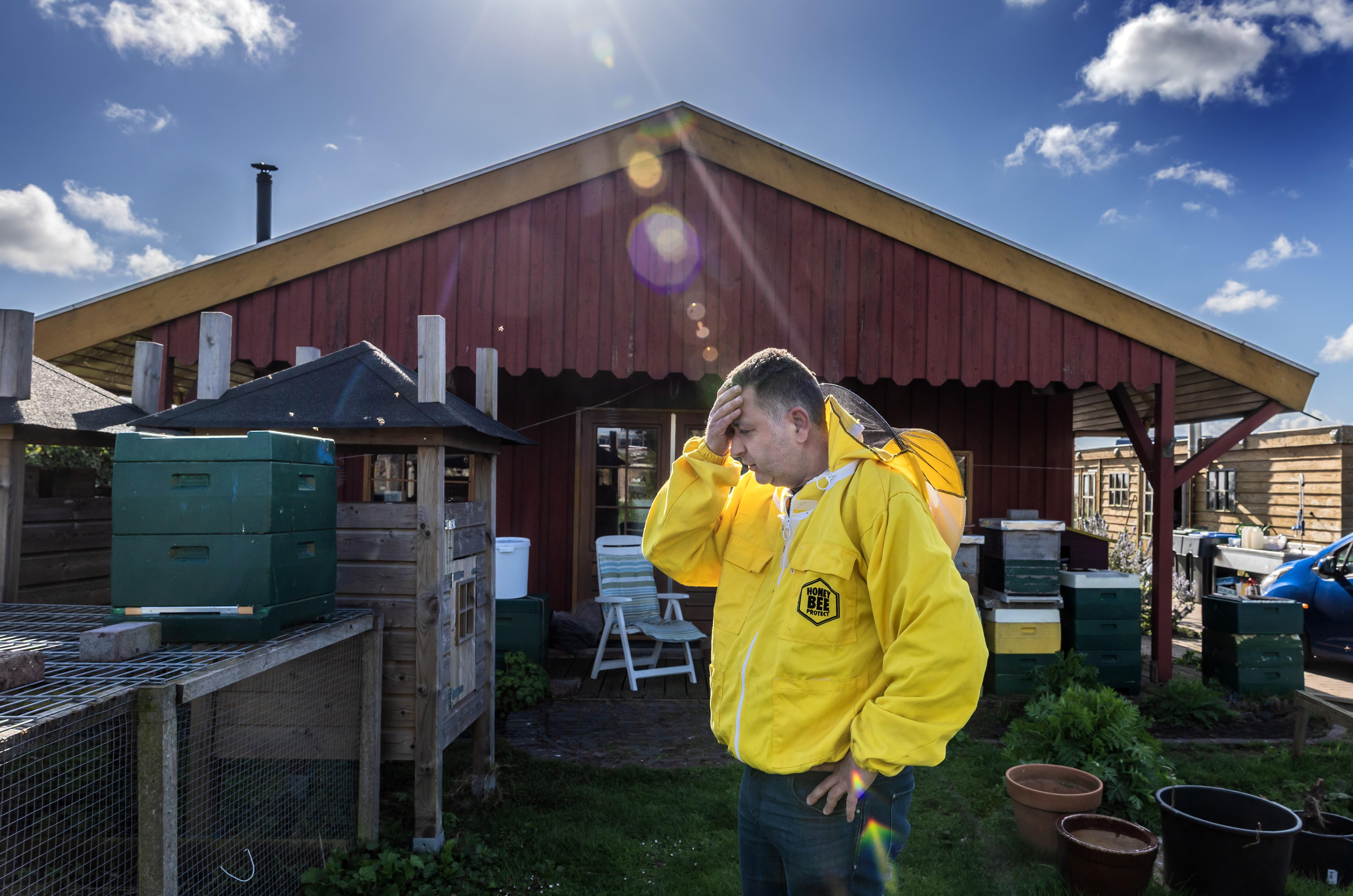 Imker Peter (51) uit Rohel gaat door ondanks vernielingen – ‘de skouders derûnder’