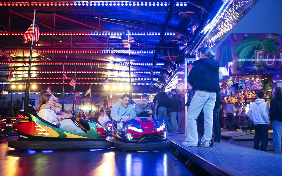 Jongeren vermaken zich op de kermis in Sint Annaparochie. 