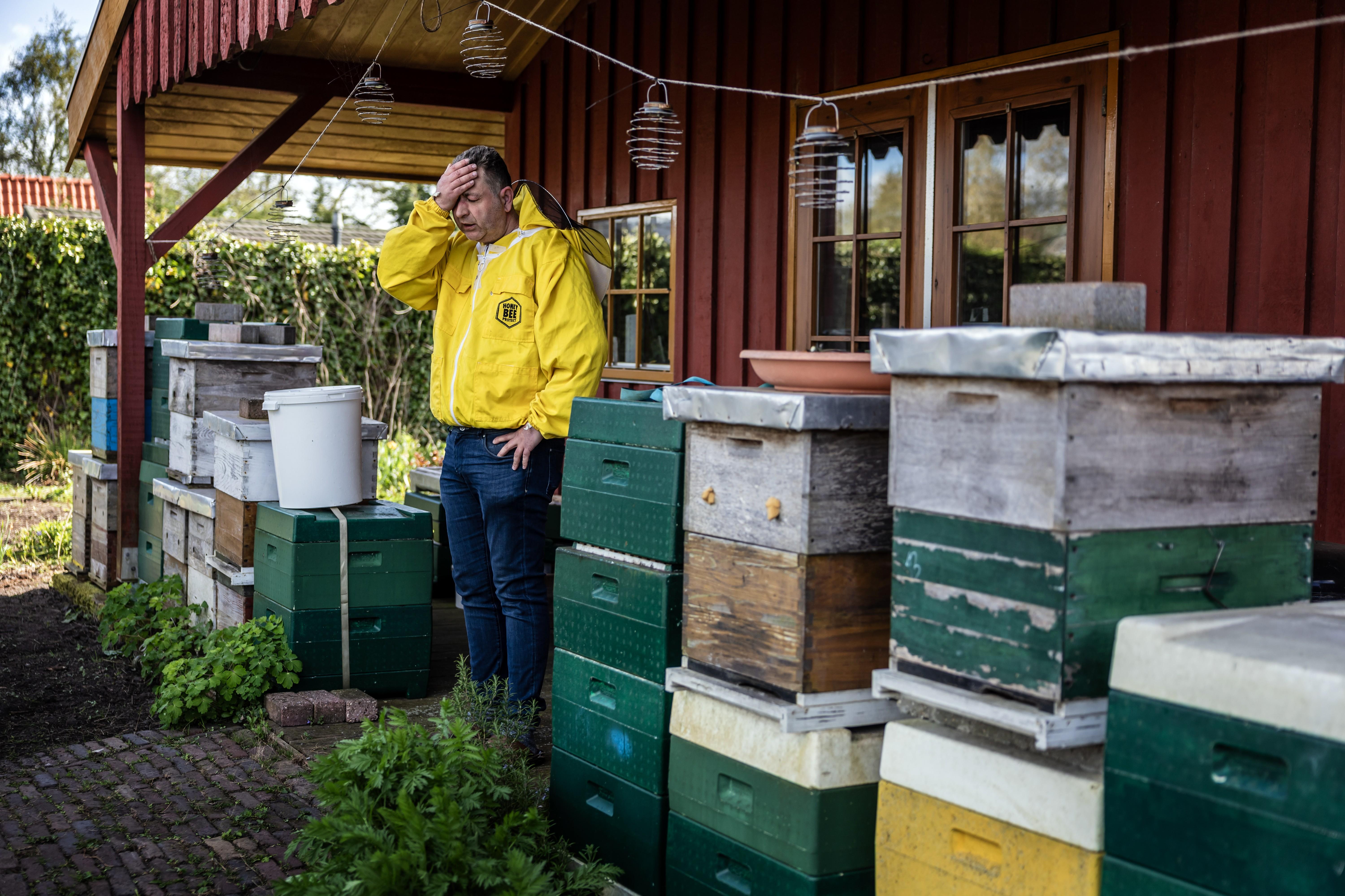 Daders van vernielde bijenkasten van imker Peter (51) uit Rohel melden zich, gaan helpen repareren