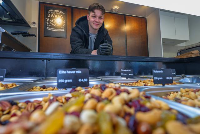 ‘Notenman’ Tijmen (22) houdt stand op de bijna verdwenen dinsdagmarkt in Sneek: ‘Ik ben eigenwijs’