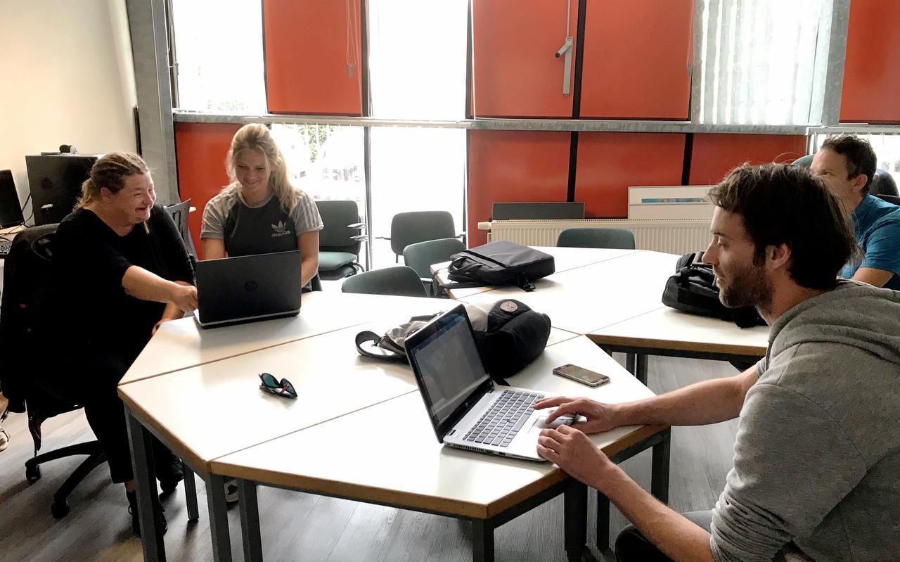 De wekelijkse sollicitatietraining trekt gemiddeld vijf tot zes bezoekers. Links krijgt Monique van Borkulo hulp van Larissa van der Wal, rechts zit Leon de Vries. FOTO LC/INES JONKER De wekelijkse sollicitatietraining trekt gemiddeld vijf tot zes bezoekers. Links krijgt Monique van Borkulo hulp van Larissa van der Wal, rechts zit Leon de Vries. FOTO LC/INES JONKER