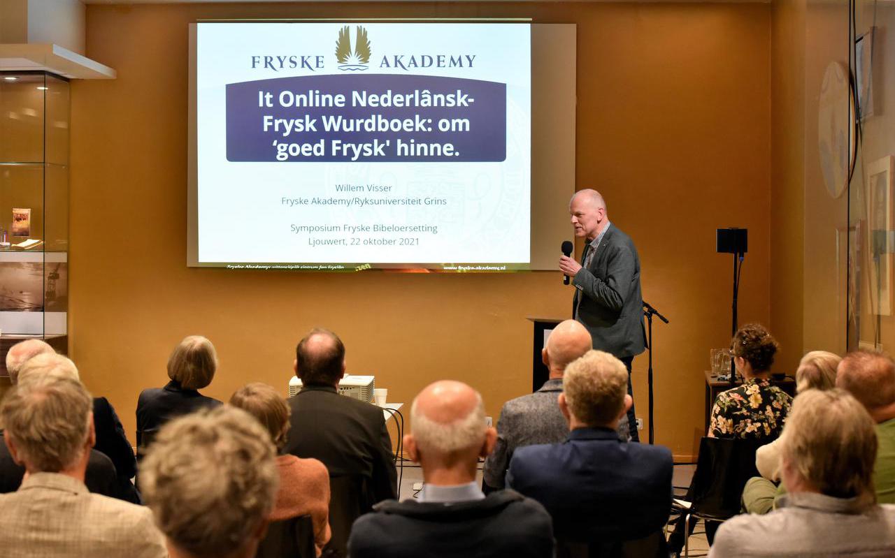 Willem Visser aan het woord bij het symposium over het gebruik van leenwoorden in de nieuwe Friese Bijbel.