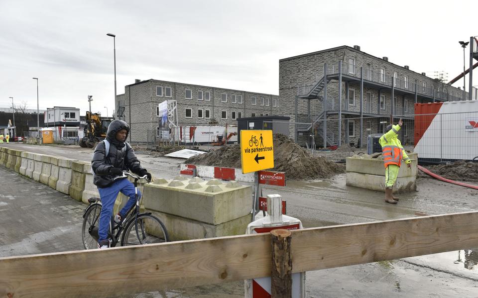 De noodwoningen langs de Snekertrekweg en de wegafsluiting.