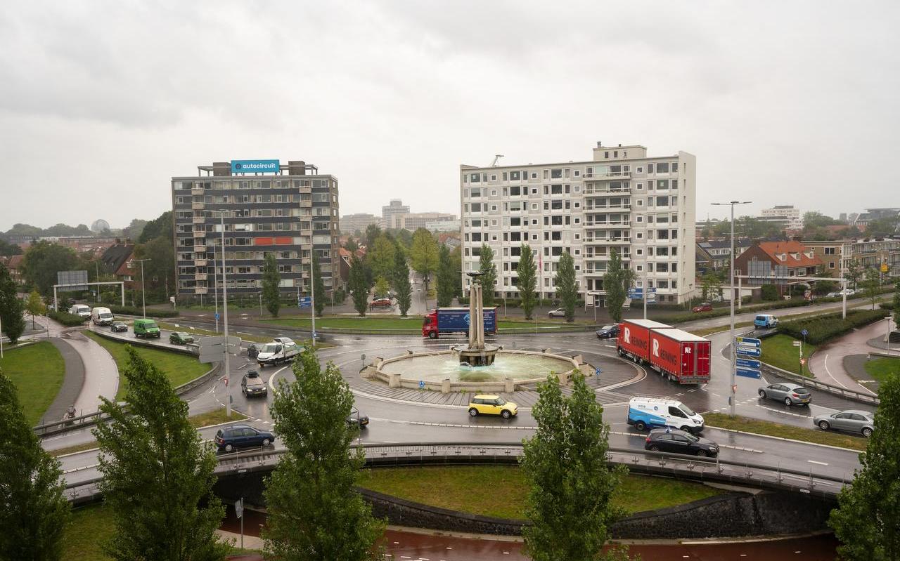 Het Europaplein gezien vanaf de Valeriusflat. Rechtsboven de afslag naar de Heliconweg. Rechtsonder de Harlingerstraatweg richting Crystalic. Linksonder de Valeriusstraat en linksboven de Harlingerstraatweg richting binnenstad. Het Europaplein gezien vanaf de Valeriusflat. Rechtsboven de afslag naar de Heliconweg. Rechtsonder de Harlingerstraatweg richting Crystalic. Linksonder de Valeriusstraat en linksboven de Harlingerstraatweg richting binnenstad.