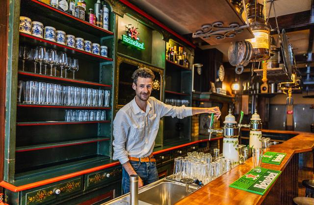 Wiebo (26) uit Sneek blaast café ‘t Skûtsje nieuw leven in: ‘Ik weet zelf ook niet helemaal hoe het 