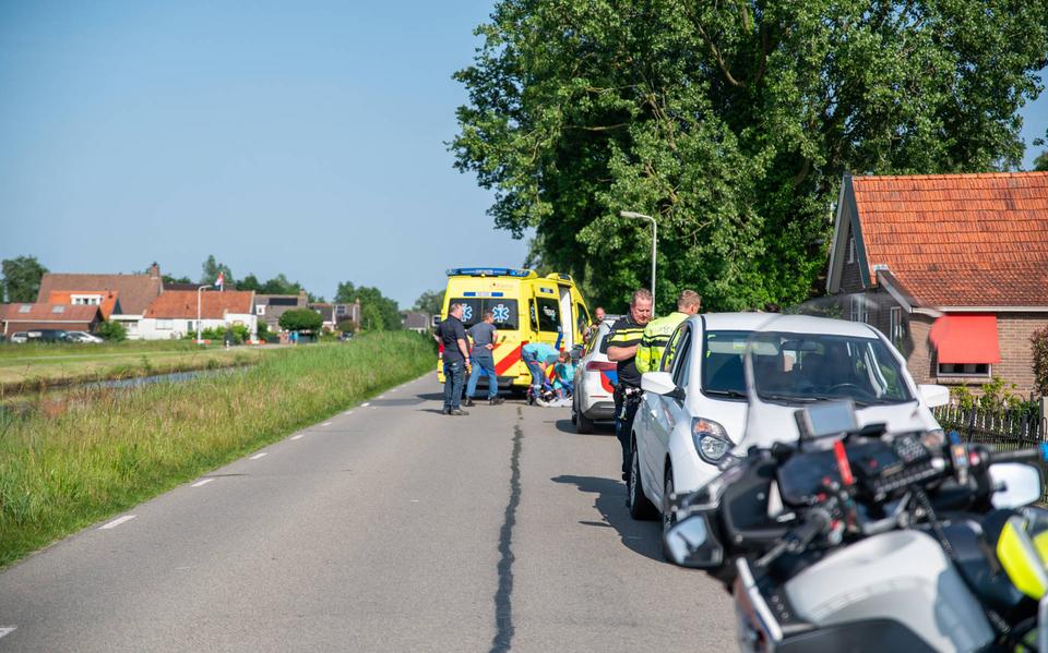 Een vrouw is vrijdagmiddag ernstig gewond geraakt bij een botsing met een personenauto bij Appelscha.