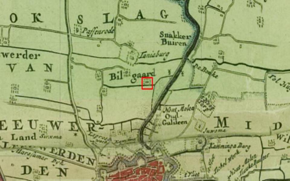 De locatie (rood) in Bilgaard op de kaart van Halma uit 1718.