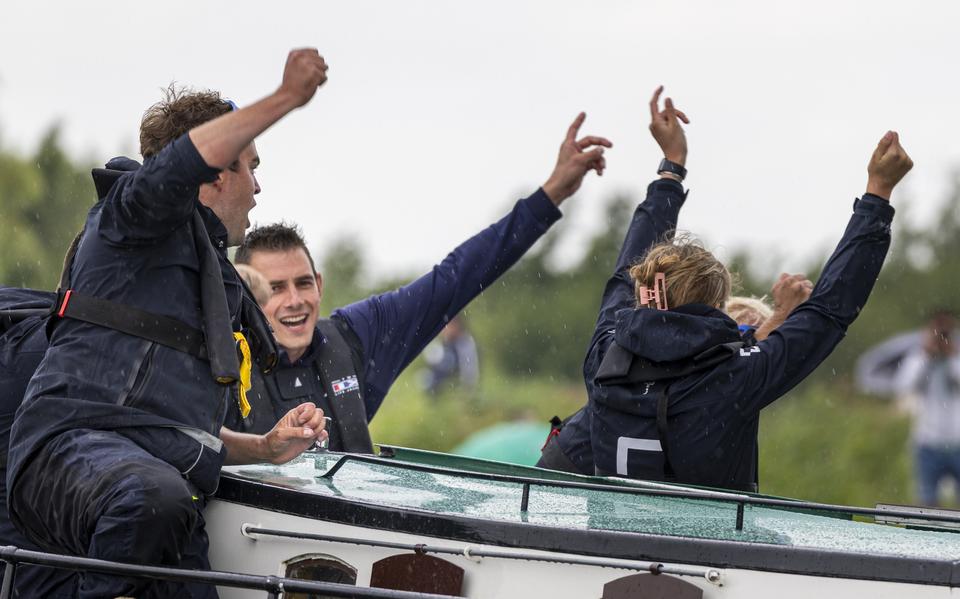 Blijdschap bij Earnewâld. Schipper Sieberen van Terwisga (achterste) won op thuiswater.