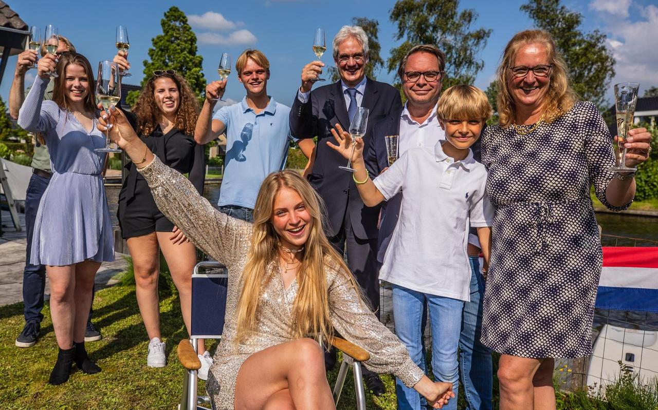 Ze vond dat ze haar tijd op een geweldige manier aan het verprutsen was in de klas, maar Jella-Rike Spijkervet zette de knop om. Uiteindelijk slaagde ze cum laude. Haar docenten gaven haar een regisseursstoeltje thuis. Ze vond dat ze haar tijd op een geweldige manier aan het verprutsen was in de klas, maar Jella-Rike Spijkervet zette de knop om. Uiteindelijk slaagde ze cum laude. Haar docenten gaven haar een regisseursstoeltje thuis.
