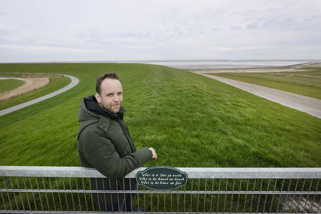 Jitze uit Aalsum en Andries uit Wierum komen in actie tegen dichte kwelders. ‘Slecht rentmeesterscha