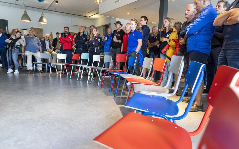 De rij stoelen voor de schippers bleef leeg.