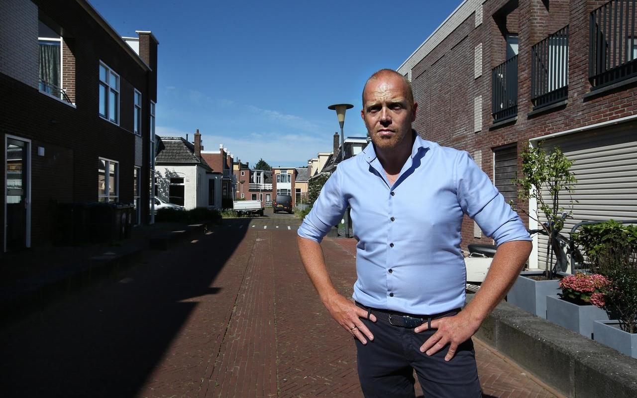 De Leeuwarder volkshuisvestingswethouder Hein de Haan (PvdA), met op de achtergrond de buurt Achter de Hoven/Vegelin. Deze vroegere probleemwijk werd twintig jaar geleden deels gesloopt en herbouwd. Hierdoor ontstond er een betere menging van armere en rijkere bewoners. De sfeer en het imago van de buurt werden hier sterk mee verbeterd. De Leeuwarder volkshuisvestingswethouder Hein de Haan (PvdA), met op de achtergrond de buurt Achter de Hoven/Vegelin. Deze vroegere probleemwijk werd twintig jaar geleden deels gesloopt en herbouwd. Hierdoor ontstond er een betere menging van armere en rijkere bewoners. De sfeer en het imago van de buurt werden hier sterk mee verbeterd.