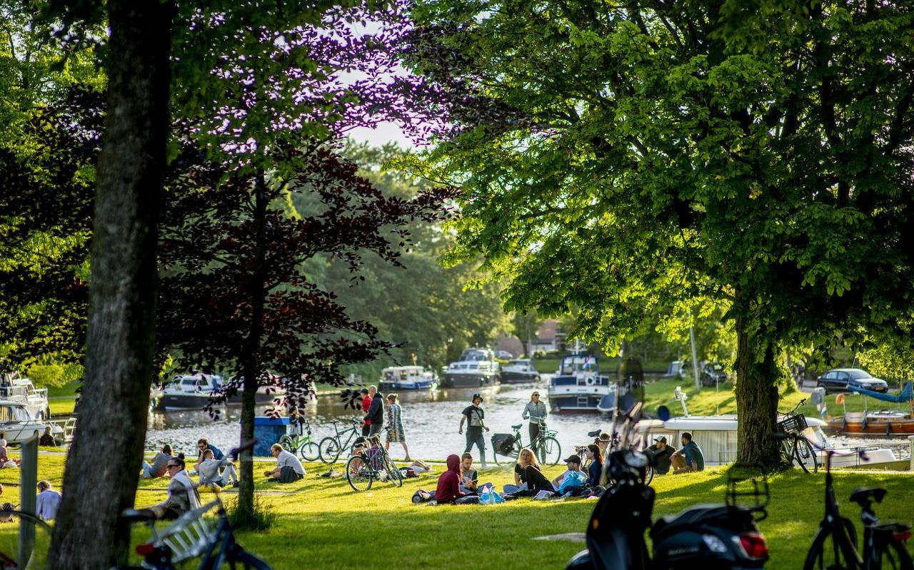 Omwonenden van de Prinsentuin aan de Wissesdwinger zijn de overlast van jongeren in het park meer dan zat. Omwonenden van de Prinsentuin aan de Wissesdwinger zijn de overlast van jongeren in het park meer dan zat.