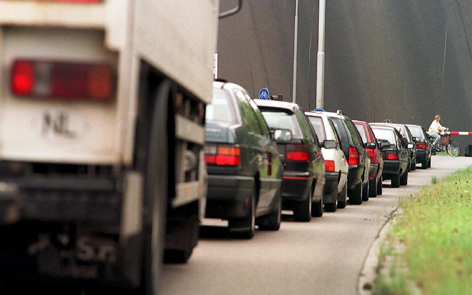 Drukte bij geopende Ee-brug.