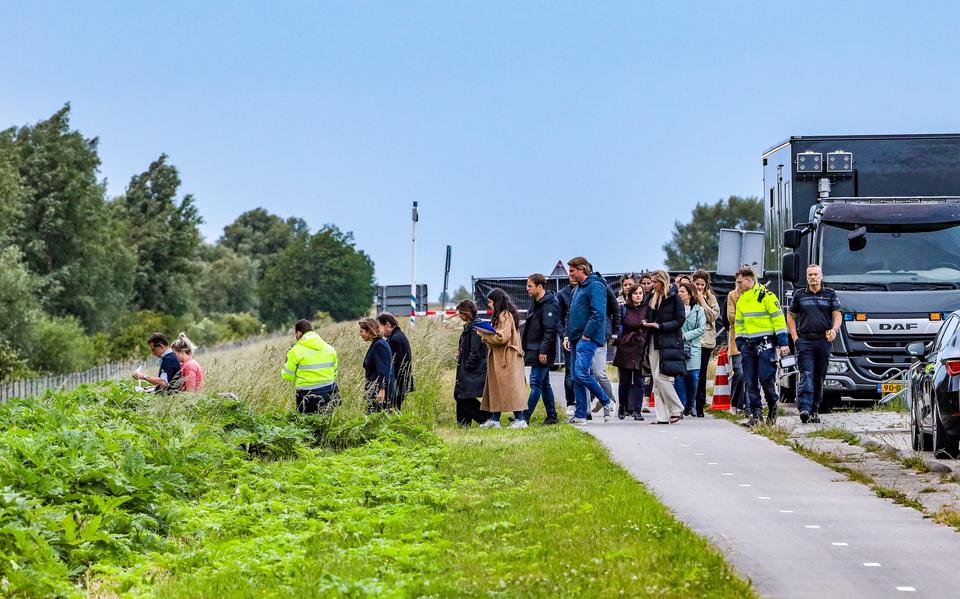 Rechters, advocaten en het OM bekijken de plaats delict bij de Knardijk in Lelystad waar Ryan Al Najjar uit Joure omgebracht werd.