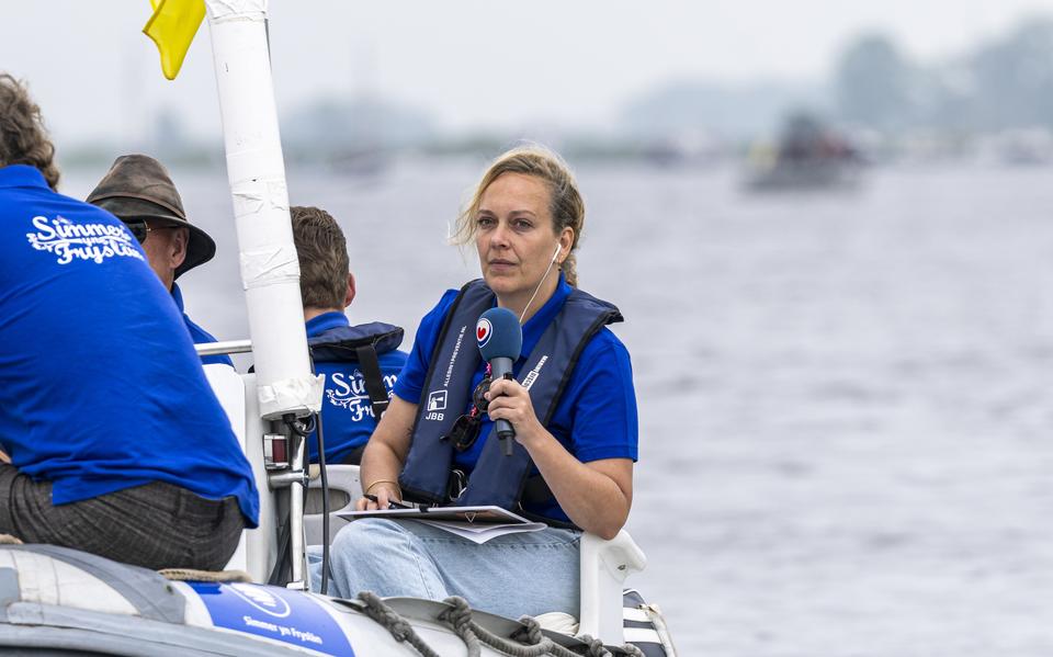 Maaike van der Hoek doet live verslag vanaf het water bij Grou.