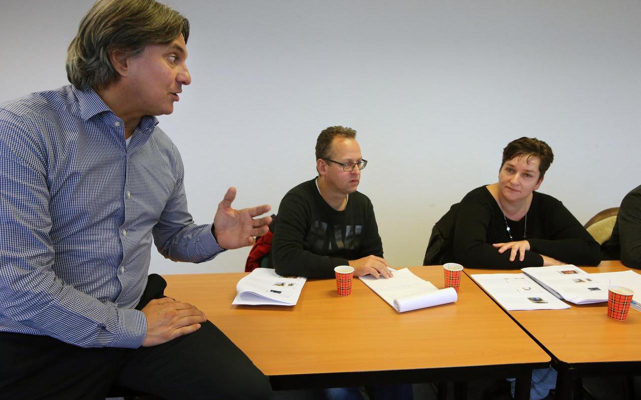 Marcel Bok en Marijke de Vries-Wierstra (aan tafel) krijgen les van Leen van der Plas. FOTO NIELS WESTRA