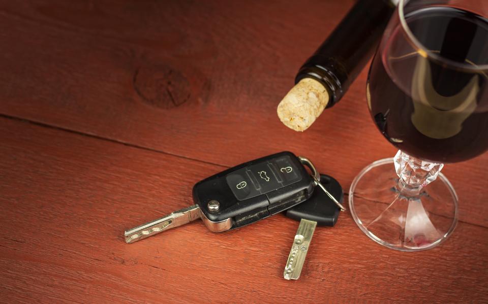 Man (23) uit Menaam rijdt onder invloed van drank en cocaïne een tuin in.