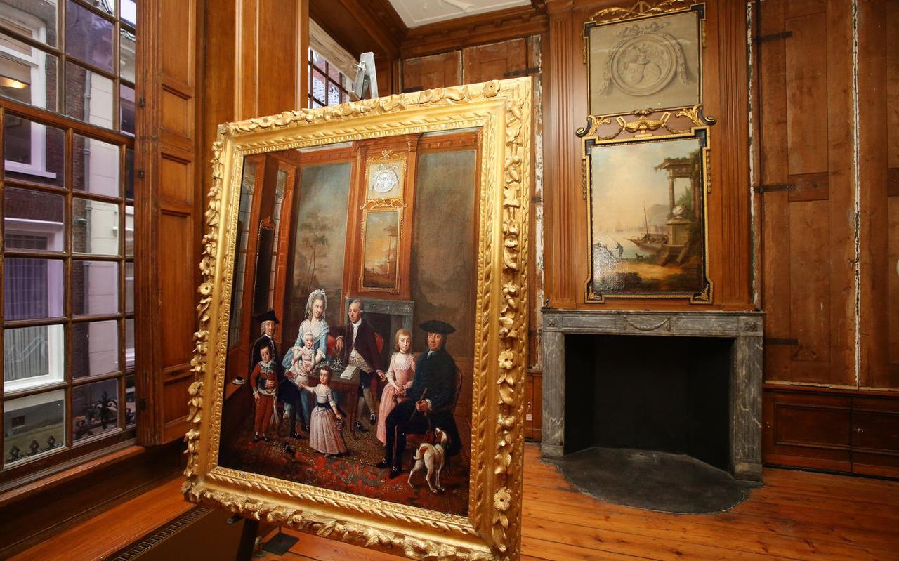 Het schilderij toont de eetkamer eind 18de eeuw. Restaurateur Bert Jonker heeft opdracht om de verwijderde wandschildering te reconstrueren. FOTO NIELS WESTRA