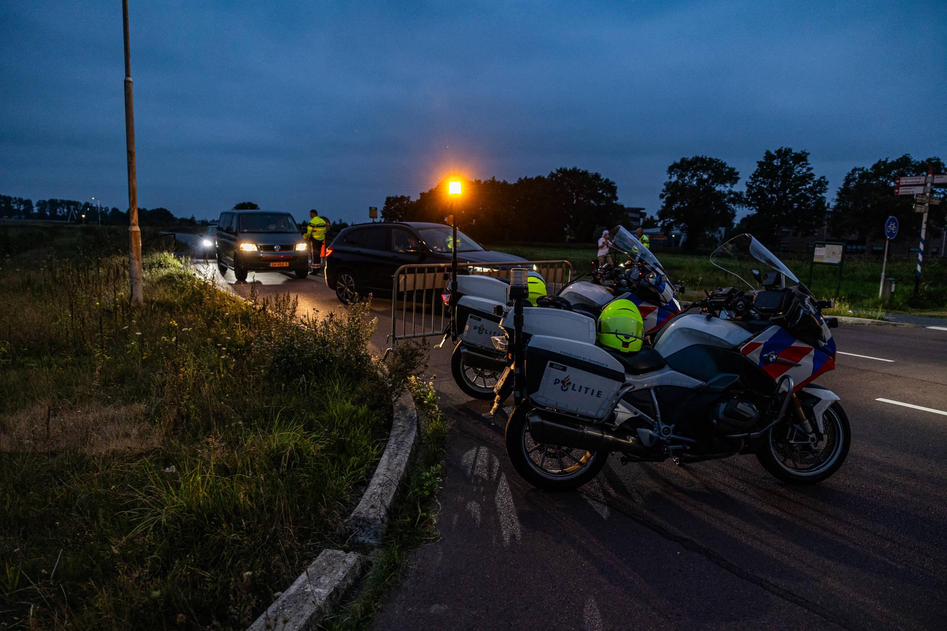 Politie sluit straat in Joure hermetisch af om Project X-situatie te voorkomen