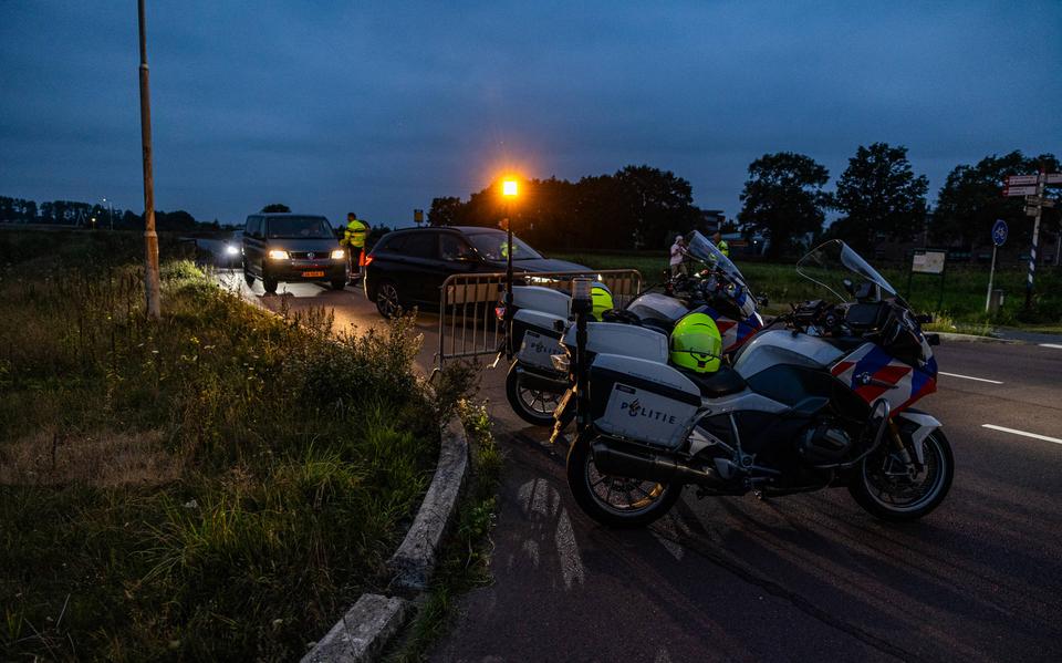 De politie voert controles uit bij de toegangswegen naar Joure.