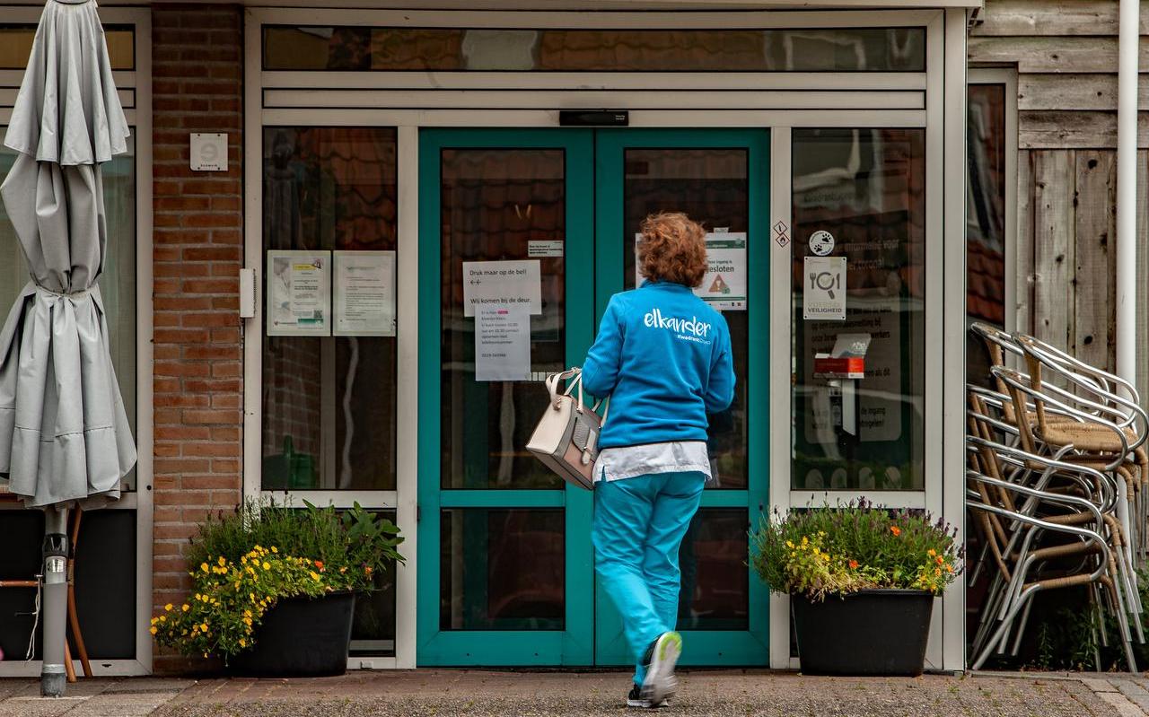 De met ‘gesloten’ plakkaten behangen deuren gaan alleen open voor personeel van De Stelp. De met ‘gesloten’ plakkaten behangen deuren gaan alleen open voor personeel van De Stelp.