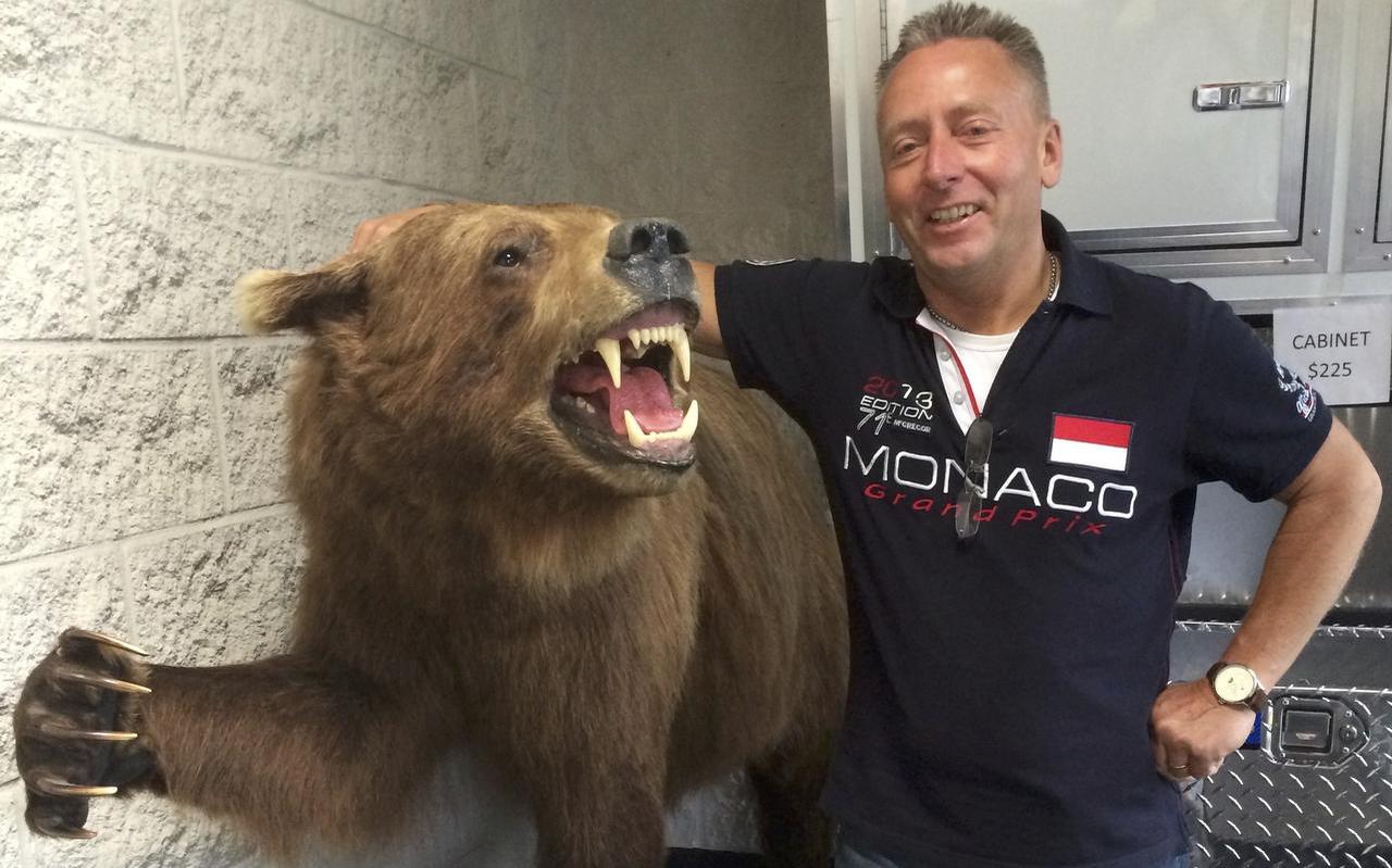 Een foto uit 2014 van Siep Anema met zijn opgezette grizzlybeer, vlak voordat beiden de oversteek maakten naar Nederland.