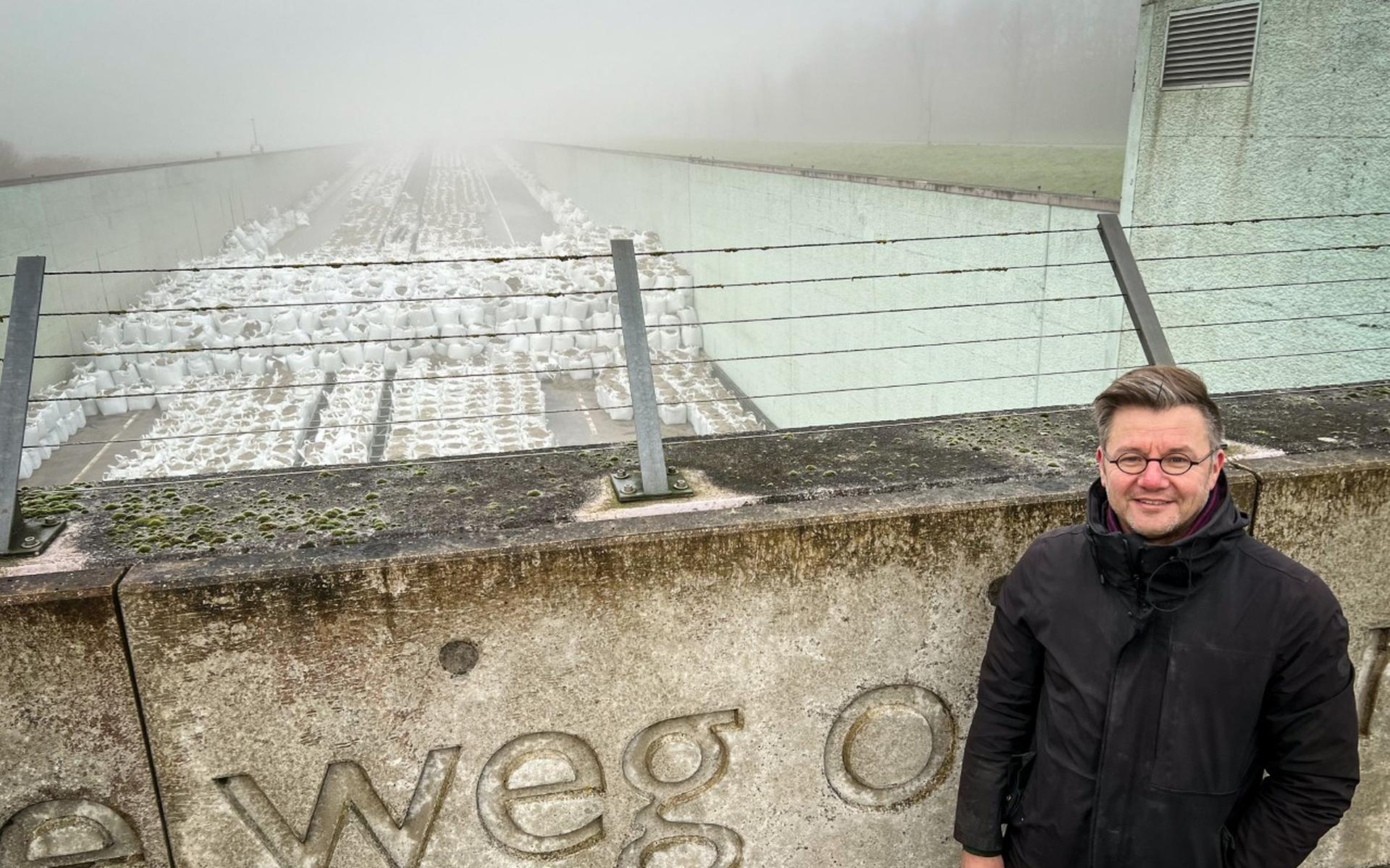 Architect Rudolf Zijlstra uit IJlst bedacht dit plan om het aquaduct in de A7 te openen voor verkeer