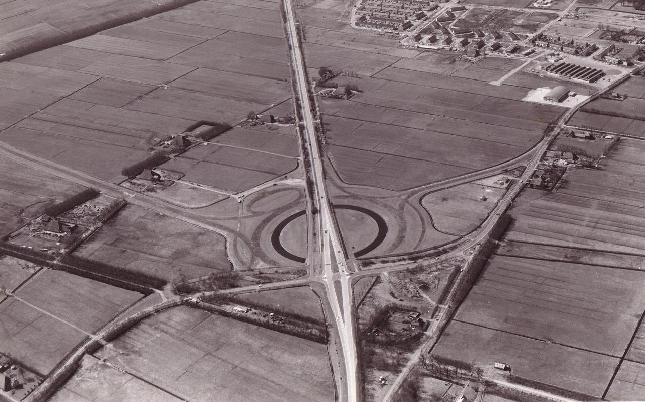 Banen van aarde geven aan waar de rotonde bij Joure moet komen. De foto dateert van 1969. FOTO KNOOPPUNT JOURE Banen van aarde geven aan waar de rotonde bij Joure moet komen. De foto dateert van 1969. FOTO KNOOPPUNT JOURE