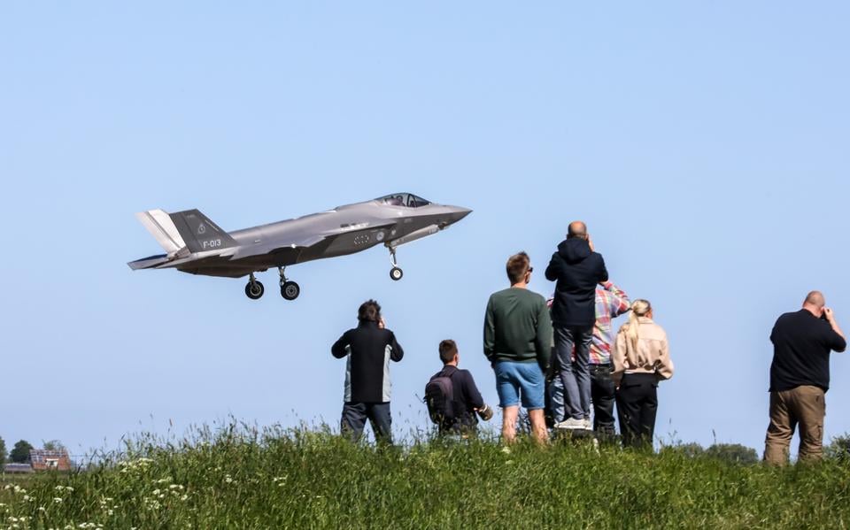 Een F-35-gevechtsvliegtuig net voor de landing op Vliegbasis Leeuwarden. 