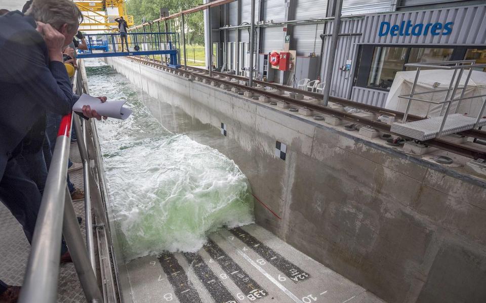 In de Deltagoot bij Deltares beuken golven op vier stroken asfaltbekleding uit de Friese Waddenzeedijk bij Lauwersmeer omm de sterkte te testen. FOTO ANP