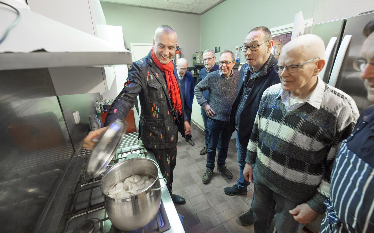 Kunstenaar en gelegenheidschef Hubert Luymes brengt de aardappelen aan de kook. Met ananas, rozijntjes en geitenkaas maken de cursisten van zuurkoolstamppot een haute cuisine. FOTO MARCEL VAN KAMMEN
