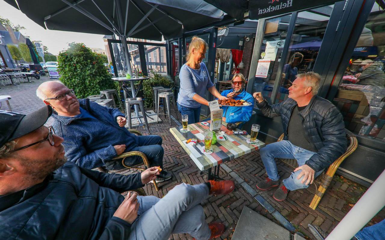 Bij café It Houtsje in Heerenveen werd gistermiddag nog geborreld. Eigenaar Tom Mulder (tweede van rechts) denkt dat hij zijn etablissement uiteindelijk langer dan vier weken dicht moet houden. 