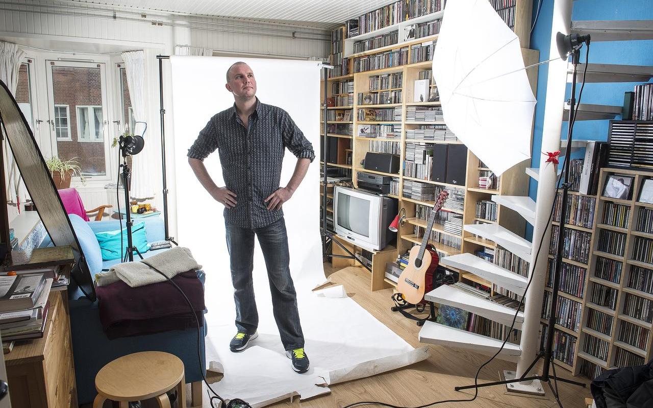 Tsead Bruinja poseerde in 2014 voor de foto’s bij zijn krantencolumn. FOTO MARCEL JURIAN DE JONG Tsead Bruinja poseerde in 2014 voor de foto’s bij zijn krantencolumn. FOTO MARCEL JURIAN DE JONG