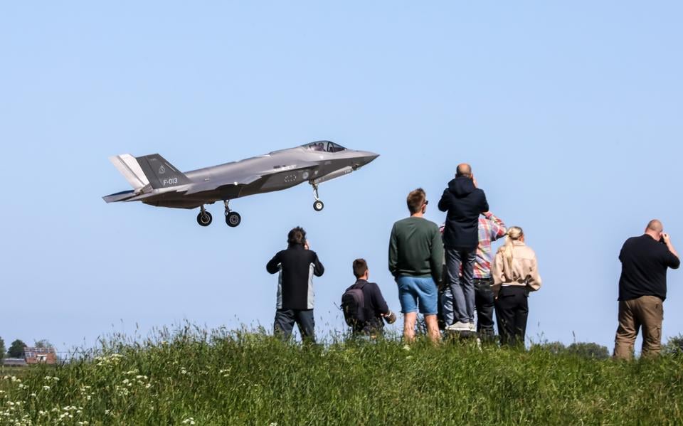 Een F-35-gevechtsvliegtuig net voor de landing op Vliegbasis Leeuwarden. 