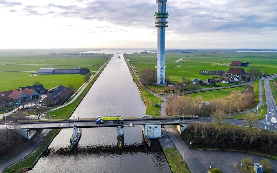 De verzwakte brug bij Spannenburg. Hier wordt het 'spannend', aldus Rijkswaterstaat. 