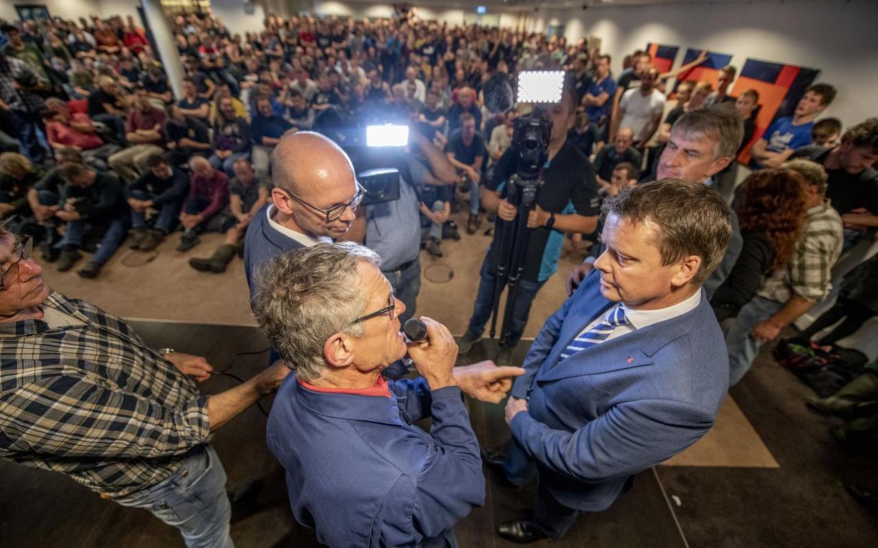 Sieb Zeinstra uit Stiens houdt gedeputeerde Johannes Kramer (rechts) voor dat hij de belangen van de boeren beter moet verdedigen. FOTO HOGE NOORDEN/JACOB VAN ESSEN Sieb Zeinstra uit Stiens houdt gedeputeerde Johannes Kramer (rechts) voor dat hij de belangen van de boeren beter moet verdedigen. FOTO HOGE NOORDEN/JACOB VAN ESSEN
