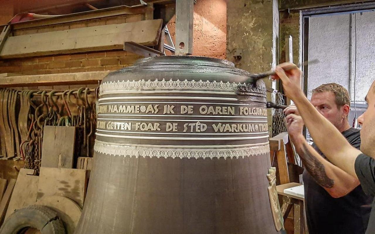 ‘Getten foar de stêd Warkum’ staat er op de nieuwe derde luidklok voor de Gertrudiskerk. Wegens corona is hij er nog steeds niet. ‘Getten foar de stêd Warkum’ staat er op de nieuwe derde luidklok voor de Gertrudiskerk. Wegens corona is hij er nog steeds niet.