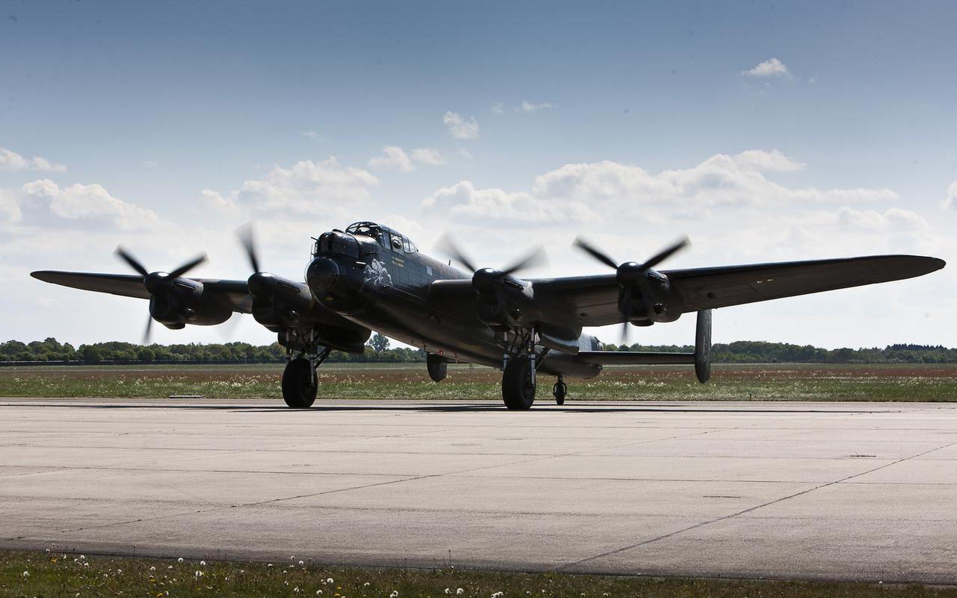 Groot-Brittannië gebruikte tijdens de Tweede Wereldoorlog veelvuldig de zware bommenwerpers van het type Avo Lancaster om Duitsland te bombarderen. Het hier getoonde exemplaar is nog vliegwaardig en landde in 2011 op vliegveld Eelde.
