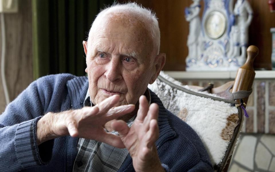 Eelke Bakker uit Dokkum is nu de oudste man van Nederland. FOTO HOGE NOORDEN/JAAP SCHAAF