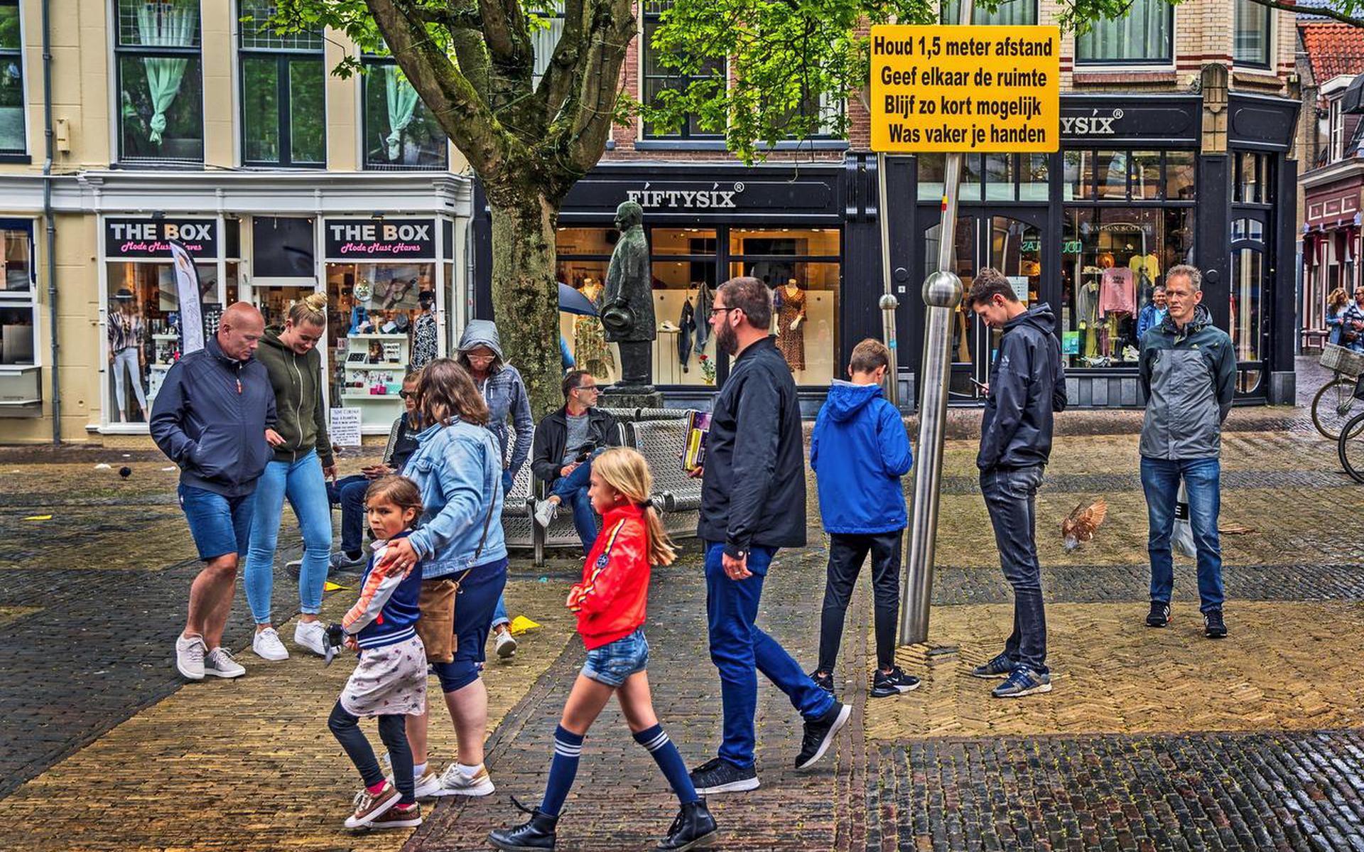 Vrijdagmiddag op het Schaepmanplein in Sneek. Friezen hebben meer dan andere inwoners van het Noorden, genoeg van de strenge coronaregels.