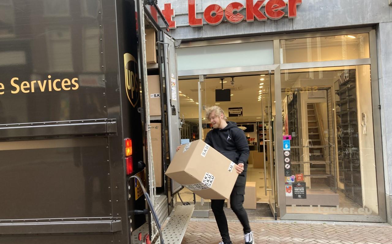 Personeel sjouwt dozen uit Foot Locker Leeuwarden, voor de winkel is het  over en uit - Leeuwarder Courant