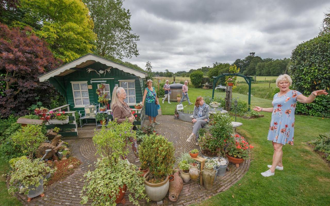 Anneke Liemburg in Oranjewoud vertelt over de tuin van haar en Jochem. Verder v.l.n.r. Hennie Vogelsang-van der Meulen, en Inge van der Ploeg, beiden uit Oranjewoud; op de achtergrond Anneke Oosterhof (Ureterp) en Jan Schokker (Joure), zittend Jetty Bruinsma uit Oosterwolde. Anneke Liemburg in Oranjewoud vertelt over de tuin van haar en Jochem. Verder v.l.n.r. Hennie Vogelsang-van der Meulen, en Inge van der Ploeg, beiden uit Oranjewoud; op de achtergrond Anneke Oosterhof (Ureterp) en Jan Schokker (Joure), zittend Jetty Bruinsma uit Oosterwolde.