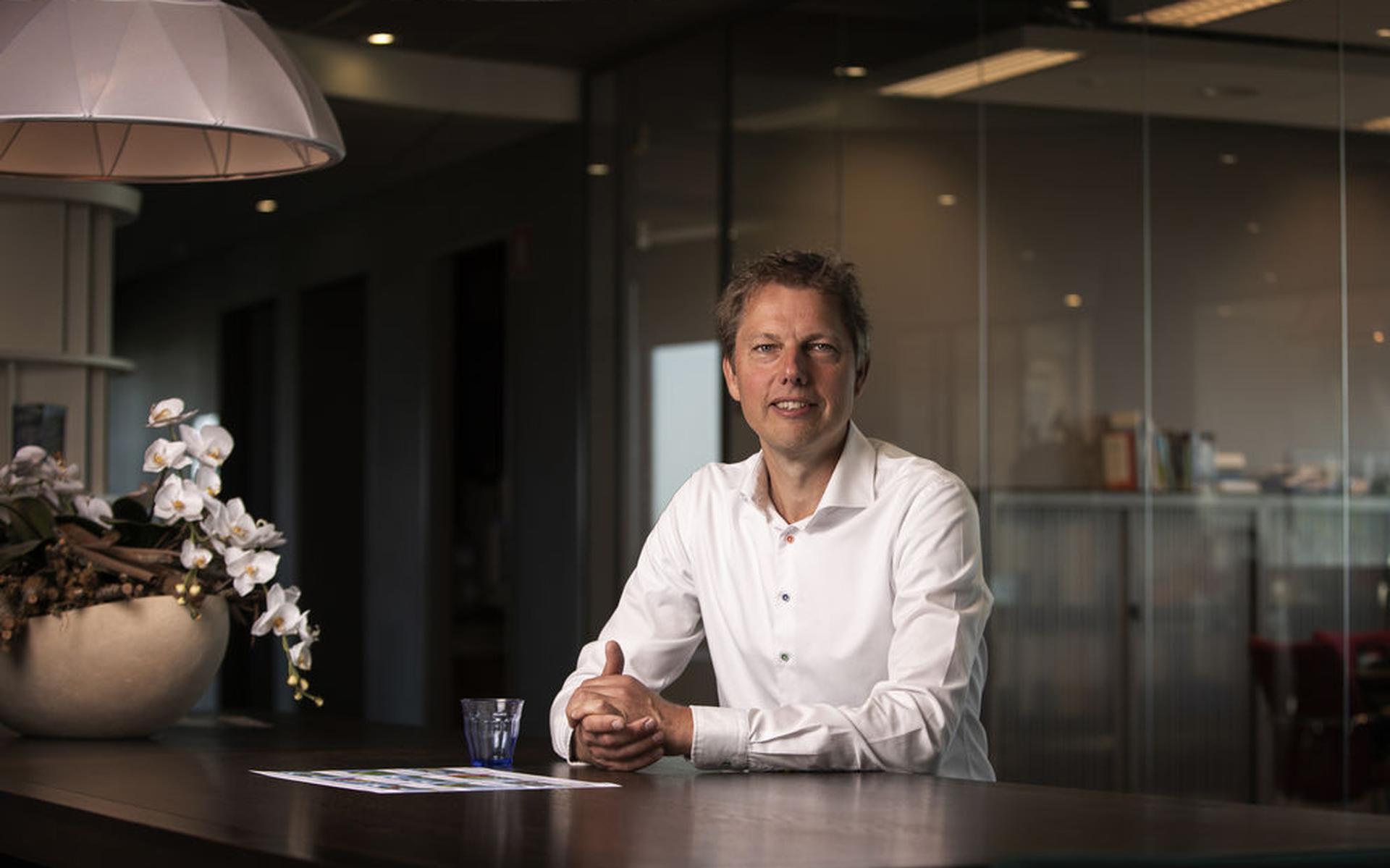 Directeur Harro Eppinga vertrekt in oktober bij woningcorporatie Elkien met kantoren in Heerenveen, Leeuwarden en Sneek. 
