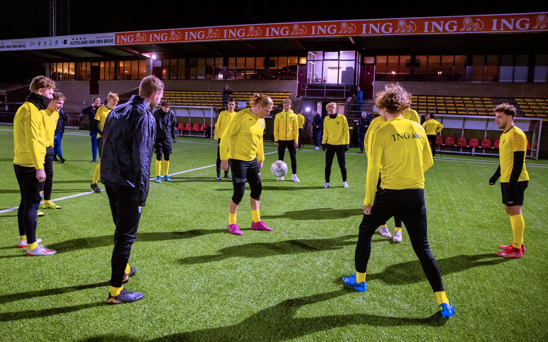 Bekijk hoe de spelers van Sneek Wit Zwart om half 6 's ochtends een training afwerken vanwege nieuwe