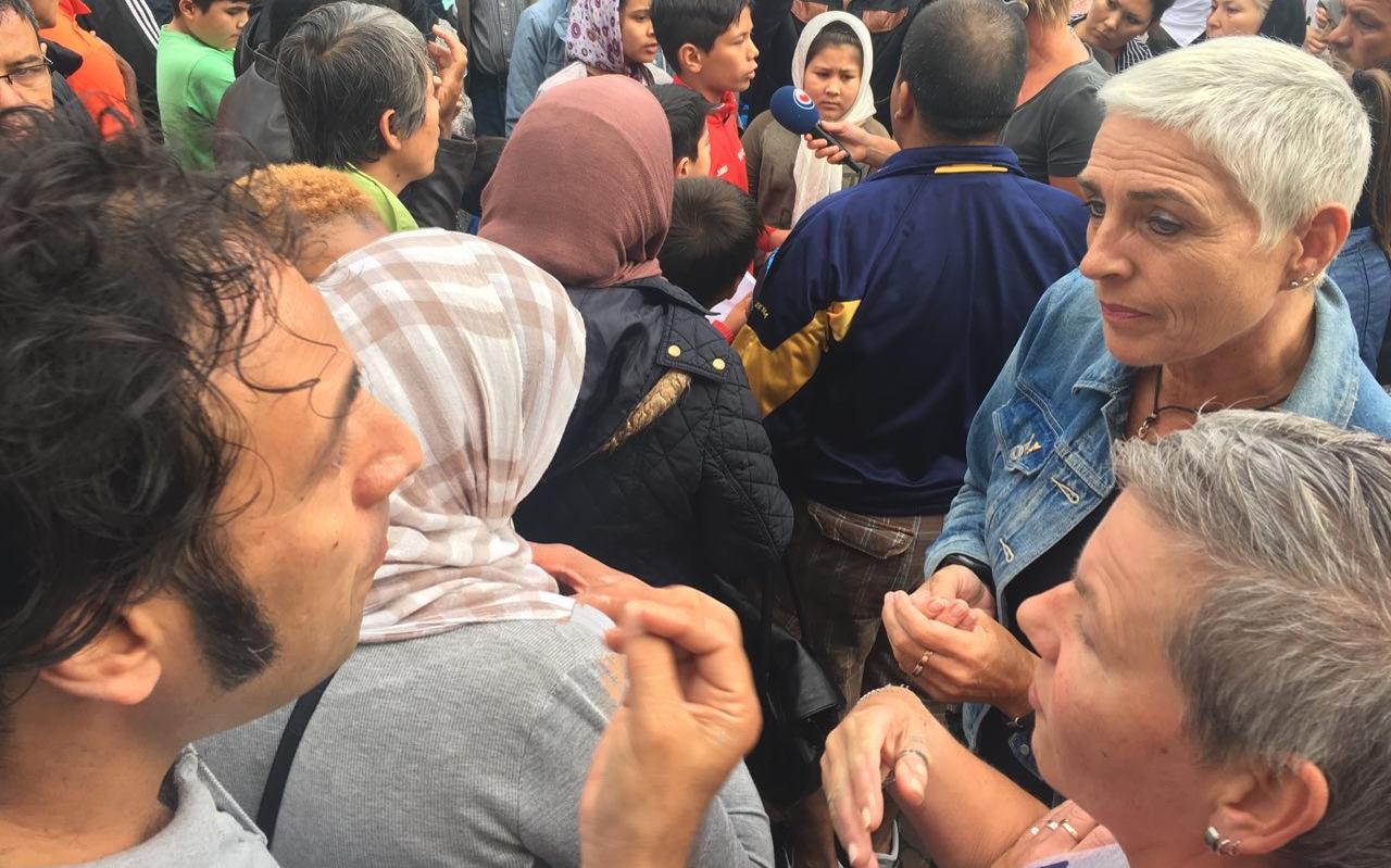 Burgemeester Wilma Mansveld in gesprek met asielzoekers tijdens het protest in Burgum. Burgemeester Wilma Mansveld in gesprek met asielzoekers tijdens het protest in Burgum.